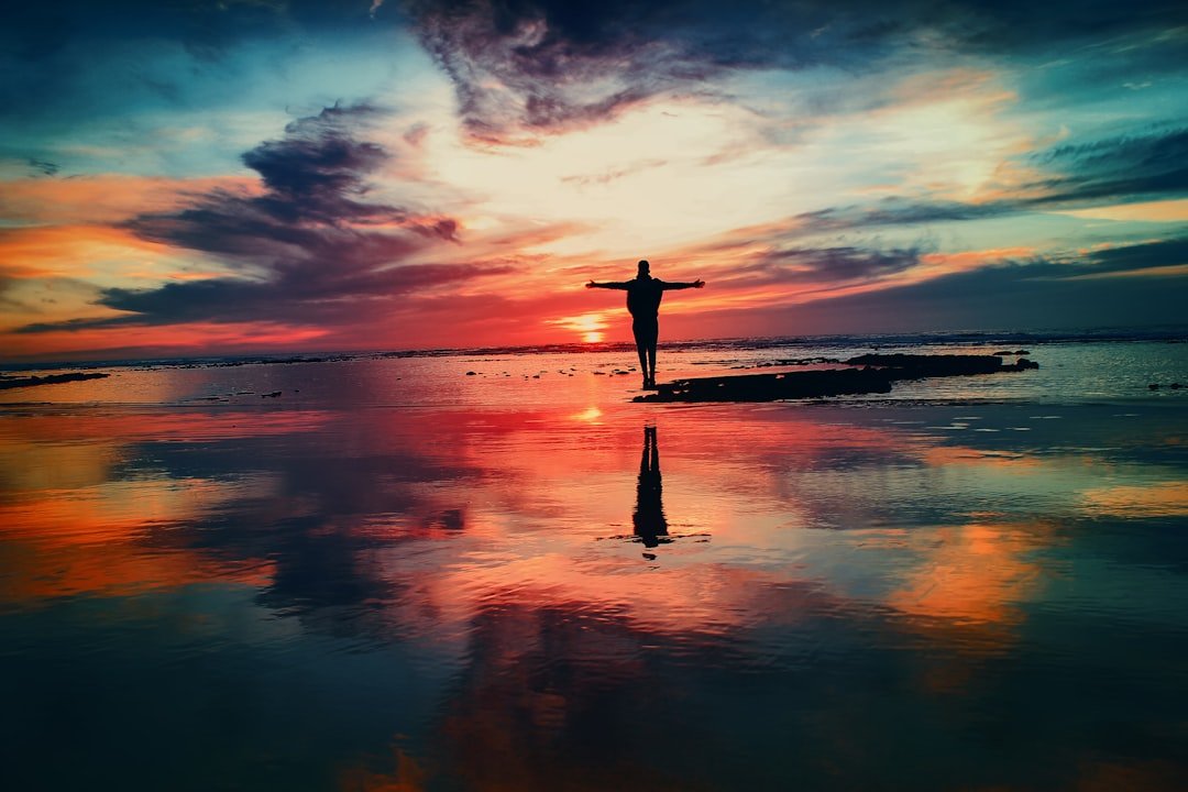 Mensagem de Agradecimento pela Oportunidade e Confiança: 45 Modelos 1 Pessoa de braços abertos diante do pôr do sol representando gratidão