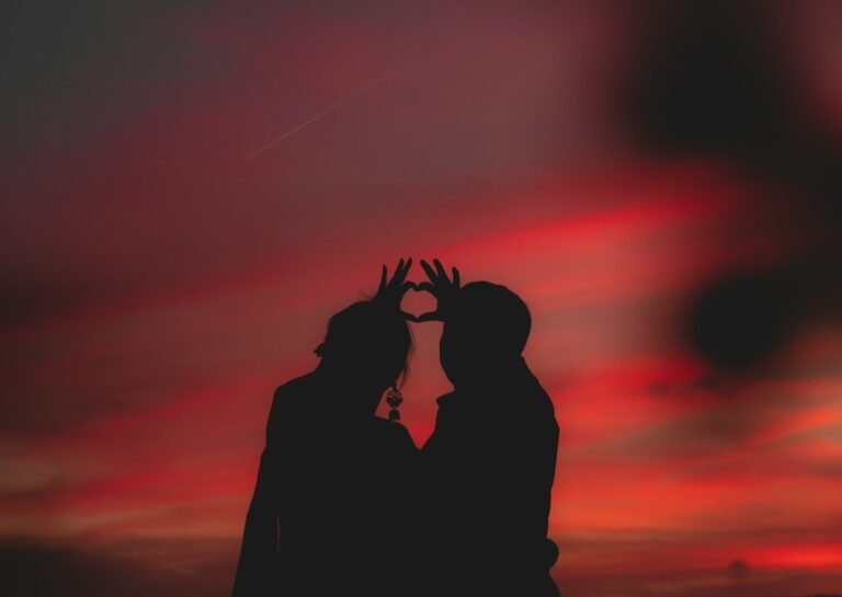 Silhueta de casal celebrando sua história de amor