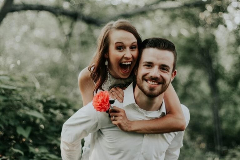 Casal feliz celebrando amor, parceria e aniversário