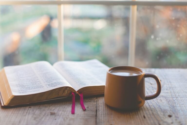 Mensagem de Bom Dia com Versículo Bíblico: 24 Opções 2 Livro aberto e café para mensagem de bom dia com versículo bíblico