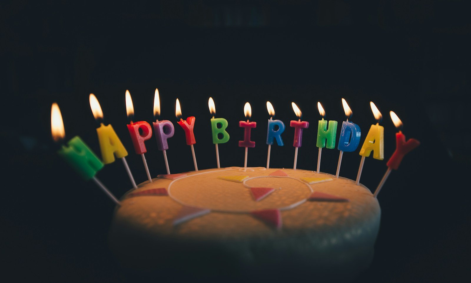 Bolo com velas para gratidão por mais um ano de vida