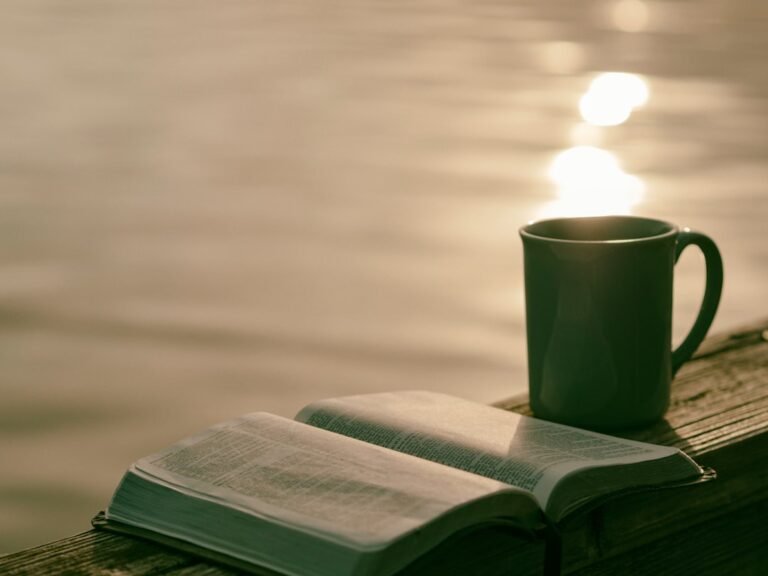 Caneca e livro em uma manhã tranquila de sexta-feira