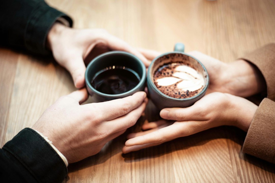 A Menina dos Olhos de Deus: 47 Mensagens e Reflexões 1 Duas pessoas segurando canecas de café
