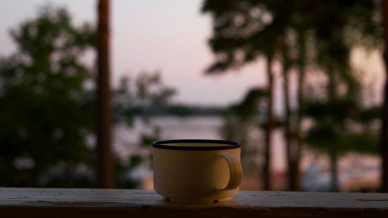 Bom Dia com Jesus: 32 Mensagens de Fé 3 Caneca branca em uma manhã de fé e serenidade