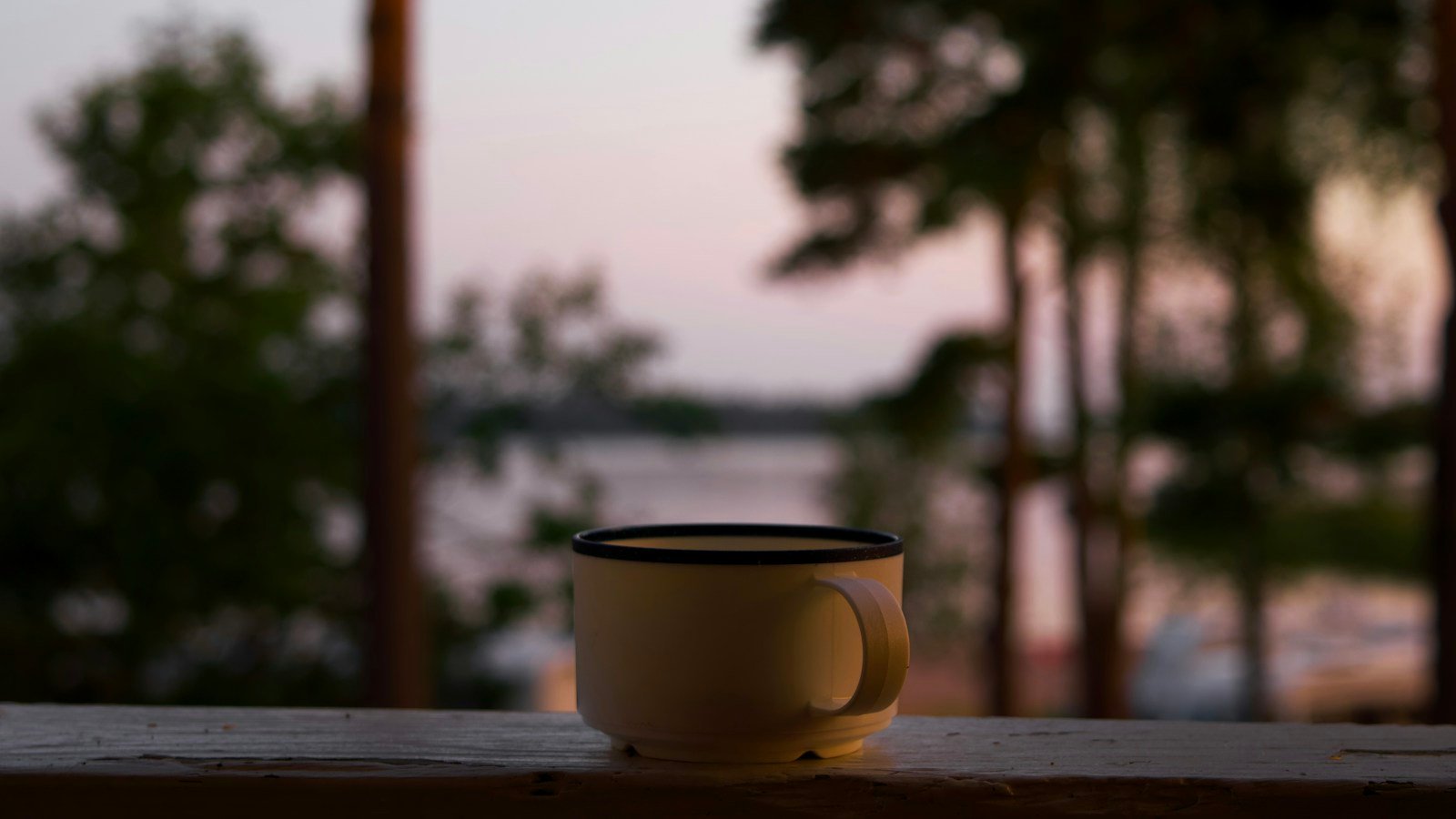 Caneca branca em uma manhã de fé e serenidade