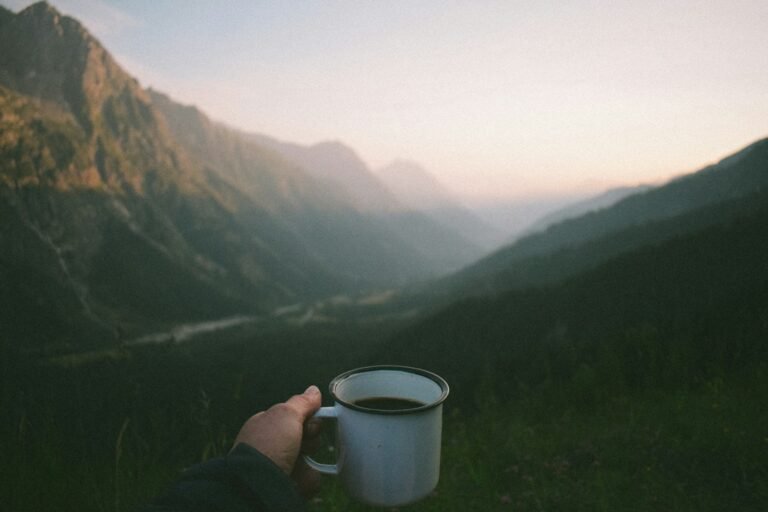 Café diante das montanhas para mensagem evangélica de motivação