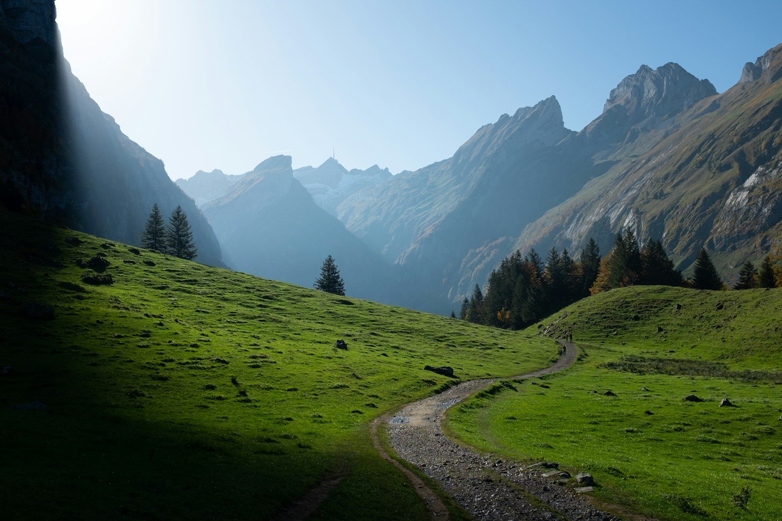 Estrada entre montanhas para reflexão e motivação na vida