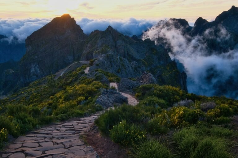 “O Correr da Vida Embrulha Tudo”: 47 Reflexões 11 Trilha nas montanhas para mensagem de motivação para a vida
