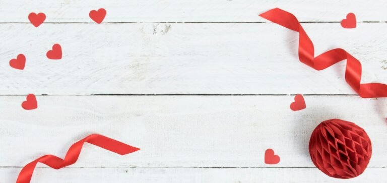 Mesa romântica com carta para começar uma declaração de amor