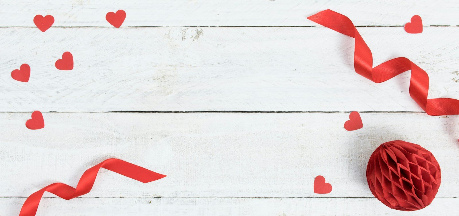 Mesa romântica com carta para começar uma declaração de amor
