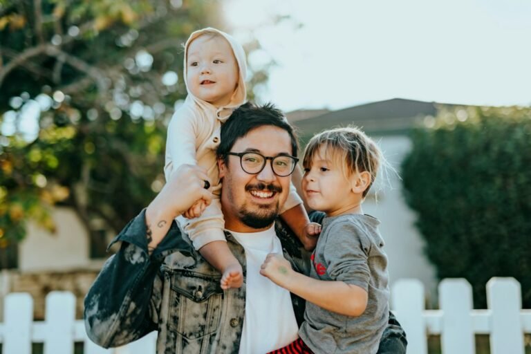 Pai abraçando a filha em um momento de carinho em família