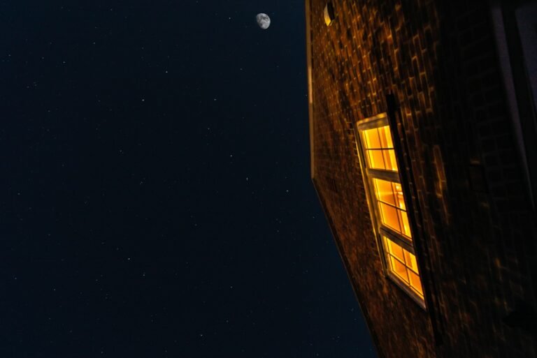 Casa com luzes acesas para desejar boa noite e bom descanso