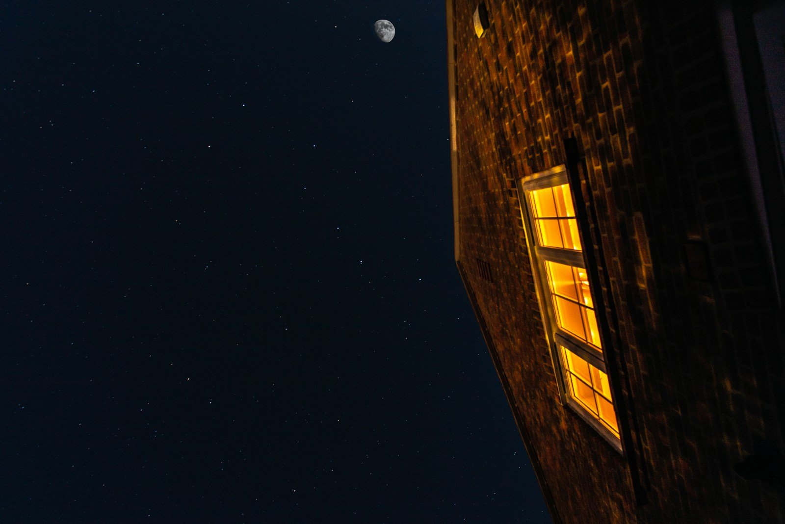 Casa com luzes acesas para desejar boa noite e bom descanso