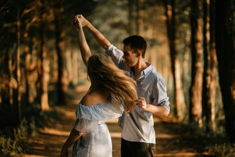 Texto de Bom Dia para Namorado Chorar: 24 Mensagens 2 Casal abraçado para texto de bom dia romântico