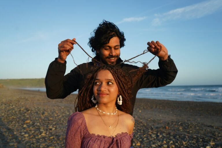 Casal na praia para texto romântico de bom dia