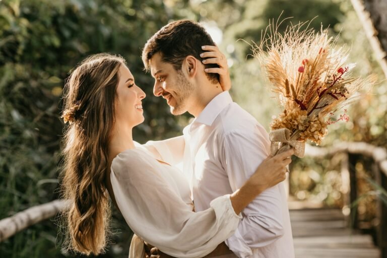 Marido e esposa em uma cena romântica