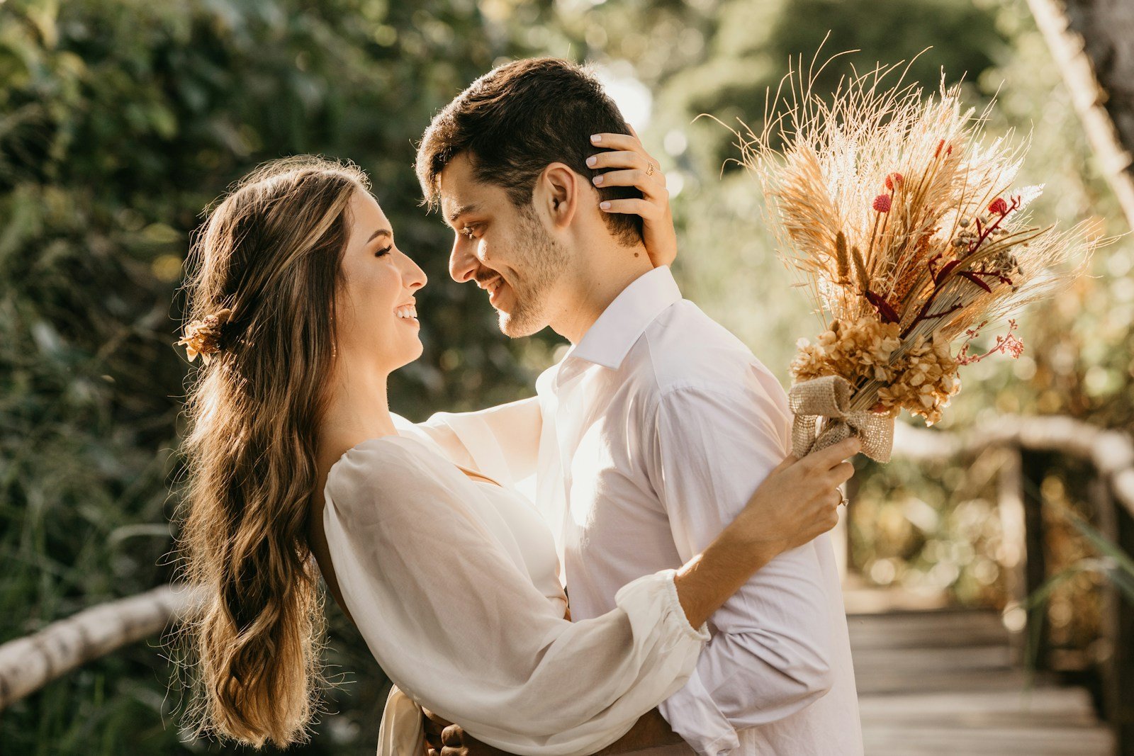 Marido e esposa em uma cena romântica