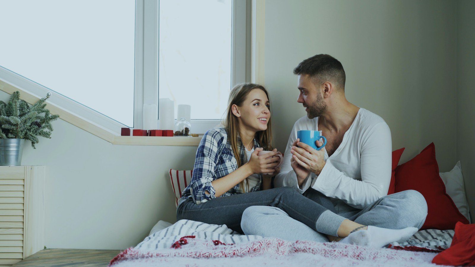 Casal conversando com leveza sobre reciprocidade no amor