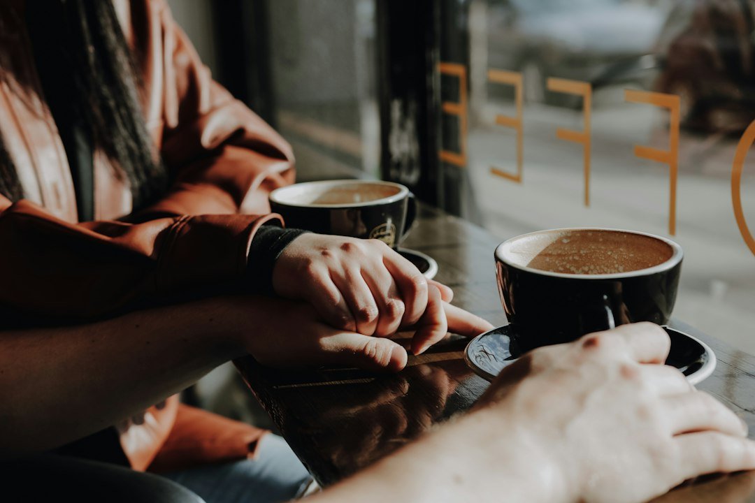 Mensagem de Feliz Aniversário para Namorado: 56 Opções 1 Duas pessoas com canecas sentadas junto a uma janela