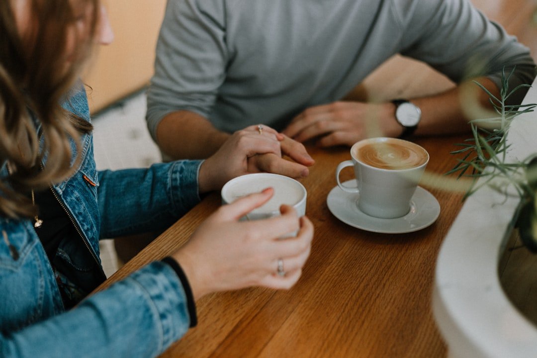 Duas canecas com café sobre uma mesa