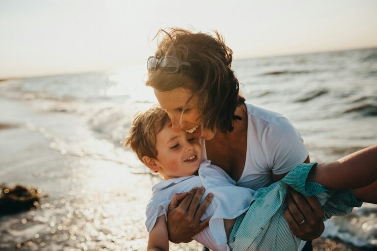 Mãe e filho em um momento de carinho em família