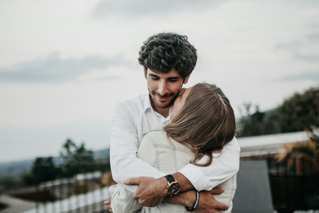Casal abraçado para uma mensagem romântica de bom dia