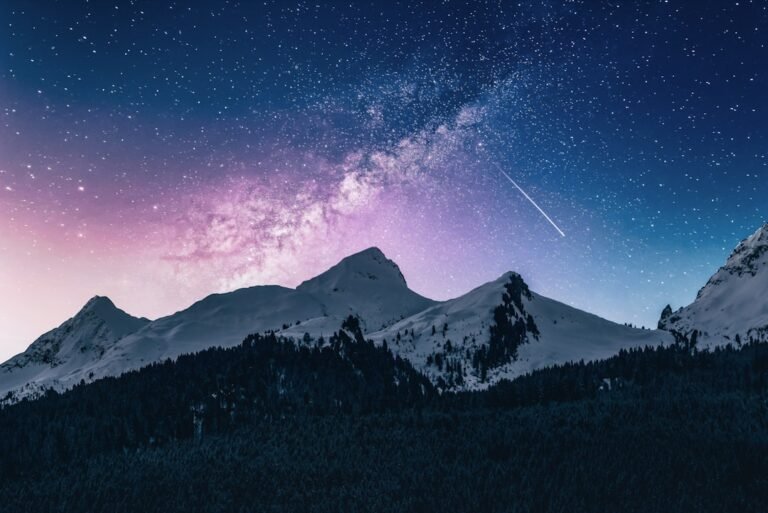 Montanhas sob o céu estrelado para refletir sobre a vida