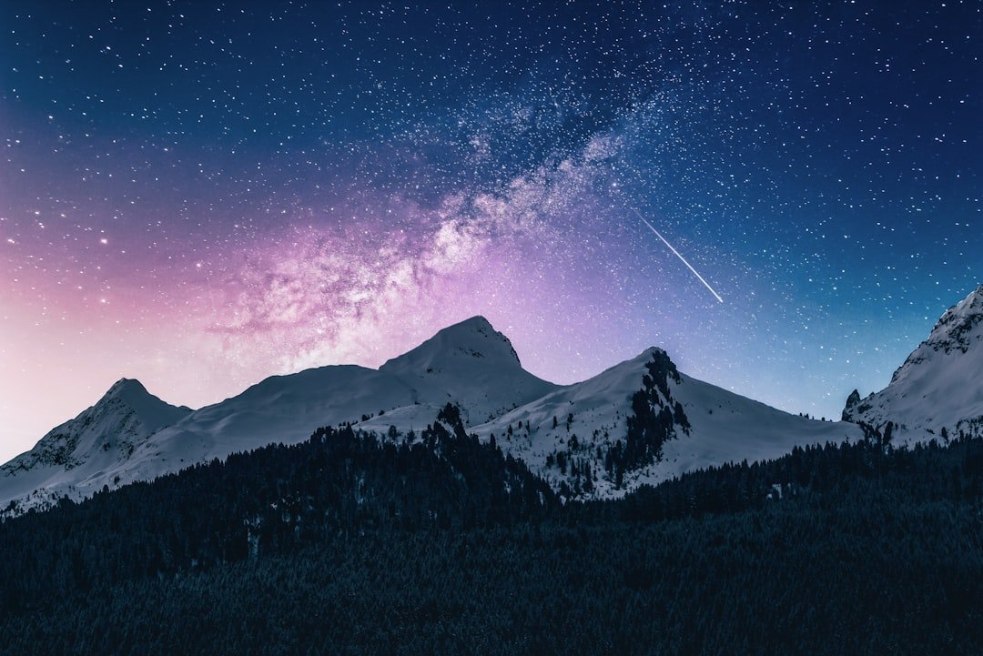 Montanhas sob o céu estrelado para refletir sobre a vida