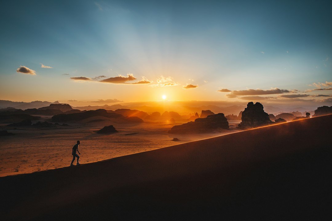 Frases Motivacionais Curtas para a Vida: 45 Opções 1 Caminho no deserto ao pôr do sol representando superação
