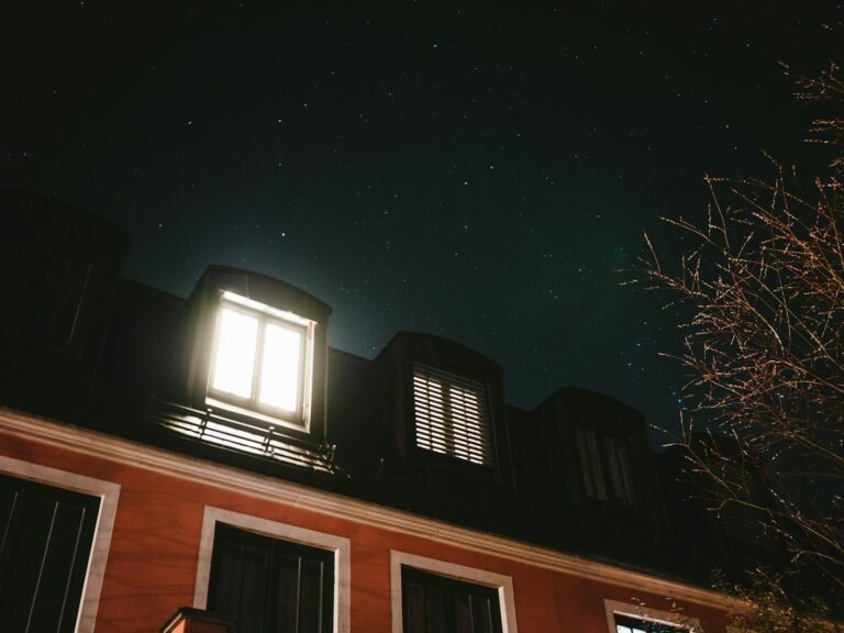 Casa com janelas iluminadas para mensagem de gratidão ao fim do dia