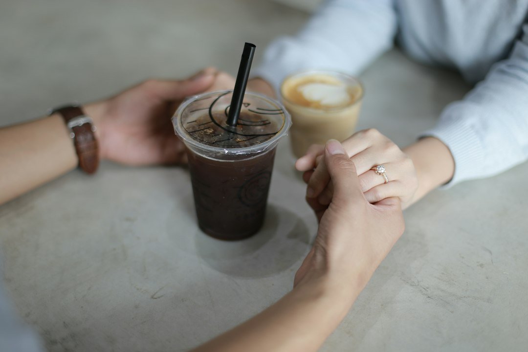 Bodas de 10 Anos de Casamento: Significado e 45 Mensagens 1 Um homem segurando a mão de uma mulher
