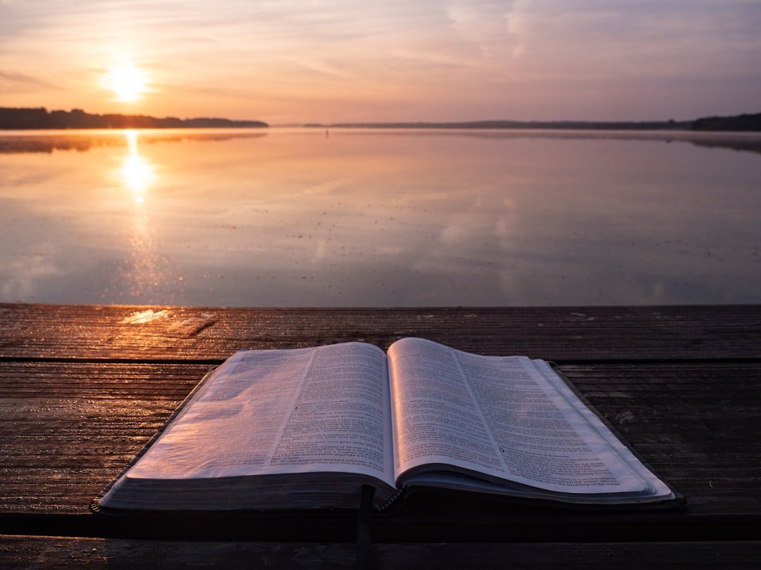 Mensagem de Bom Dia com Deus: 42 Frases Abençoadas 1 Bíblia aberta durante uma manhã iluminada e tranquila