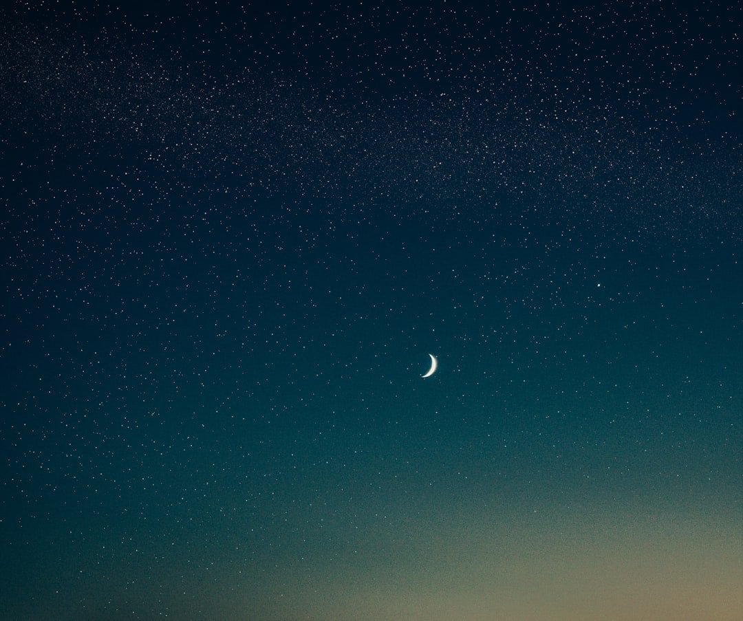 Lua no céu escuro representando paz, fé e descanso