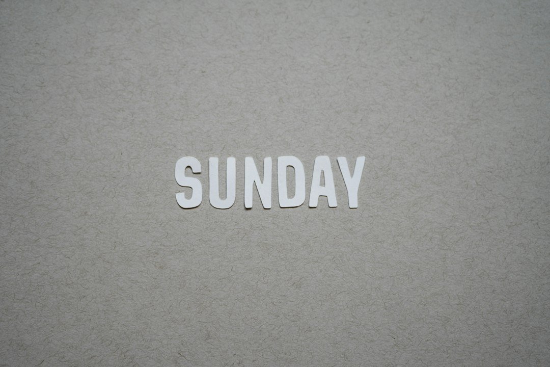 Recorte com a palavra Sunday para uma manhã tranquila de domingo