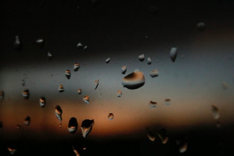 Reflexos de luz em gotas no vidro para saudação profissional