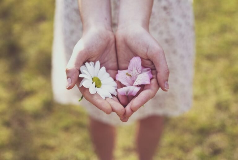 Pessoa segurando flores como gesto de amor e carinho