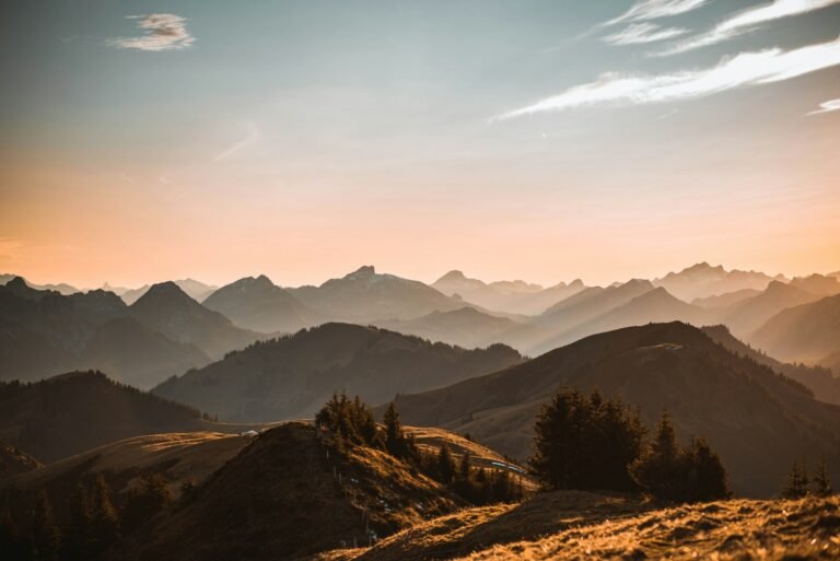 Amanhecer nas montanhas representando força e fé