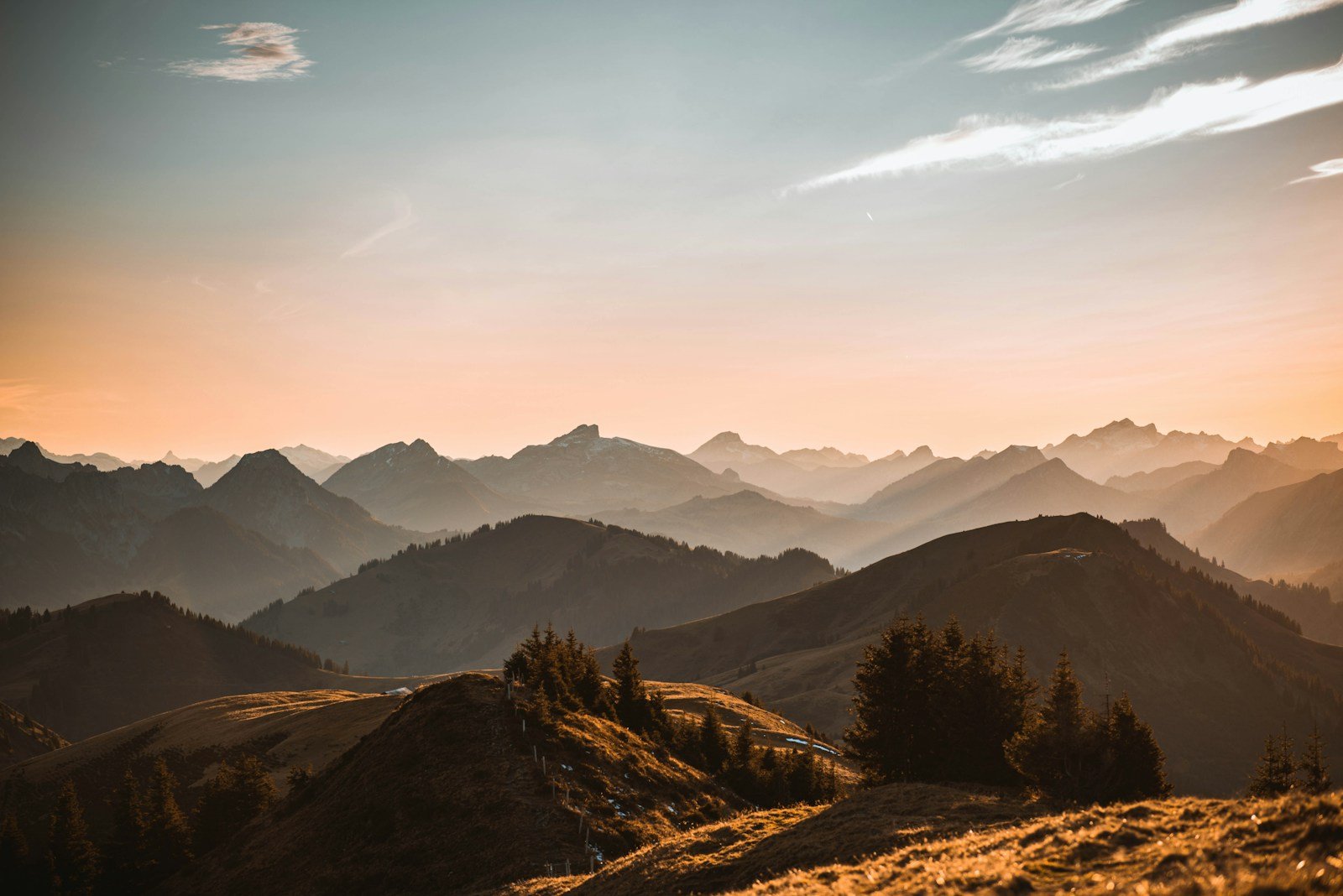 Amanhecer nas montanhas representando força e fé