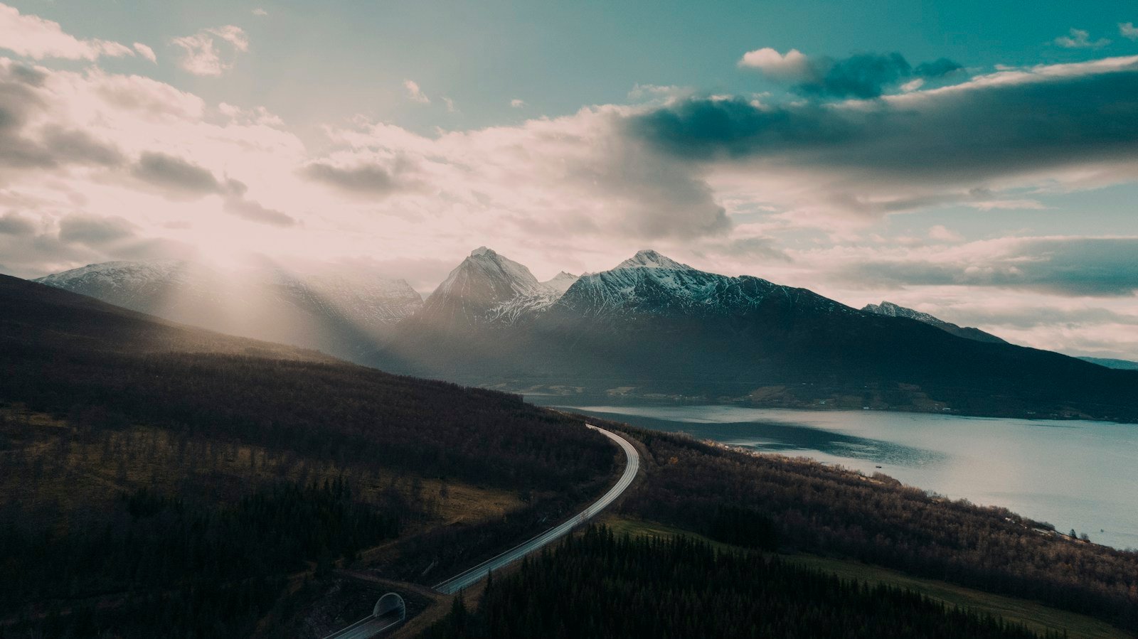 Paisagem de montanhas para início de semana motivacional