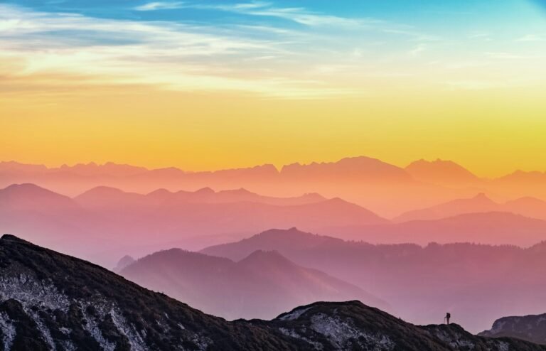 Montanhas e horizonte para reflexão sobre a brevidade da vida