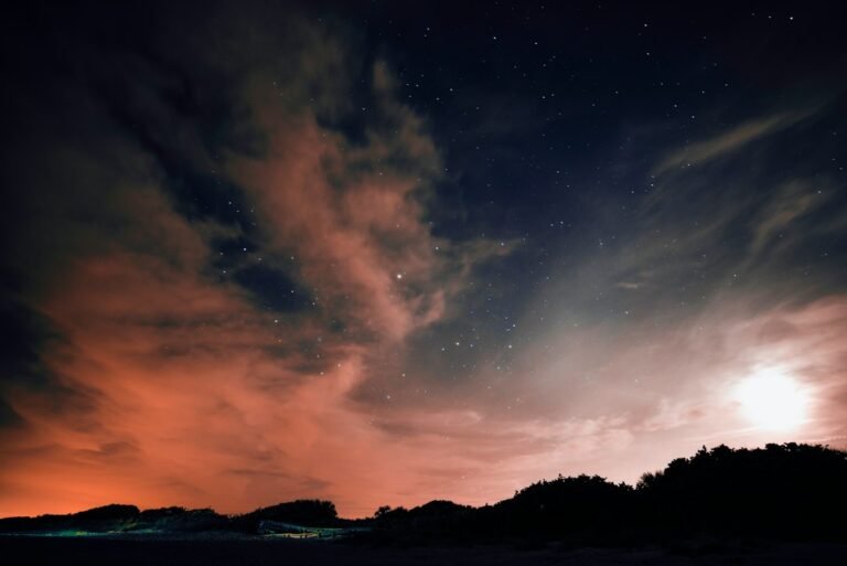 Lua brilhante e estrelas sobre uma paisagem costeira silenciosa