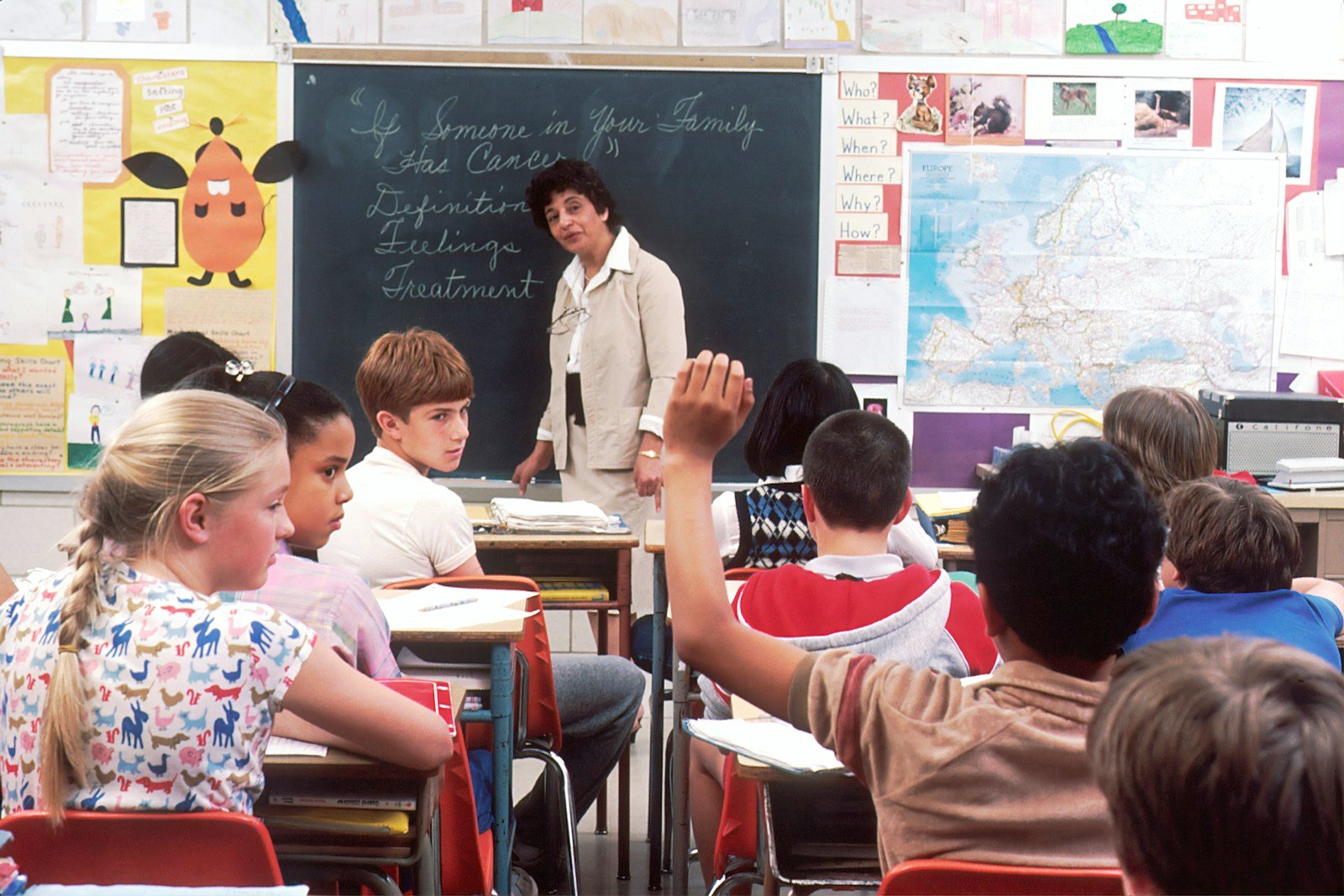 Texto de Reflexão para Professores: 20 Mensagens de Motivação 1 Professora conversando com alunos durante uma aula