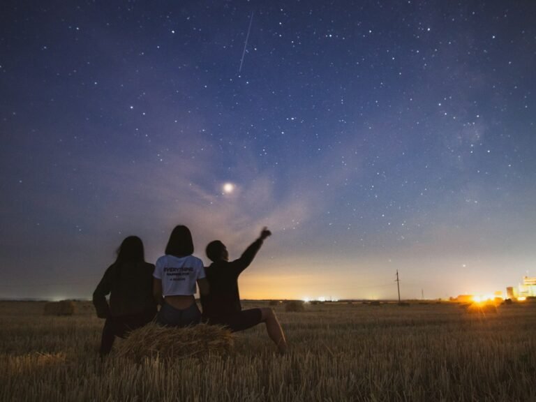 Amigos sentados ao pôr do sol no fim da terça-feira