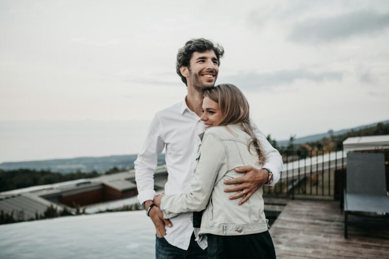 Casal abraçado comemorando um ano de namoro