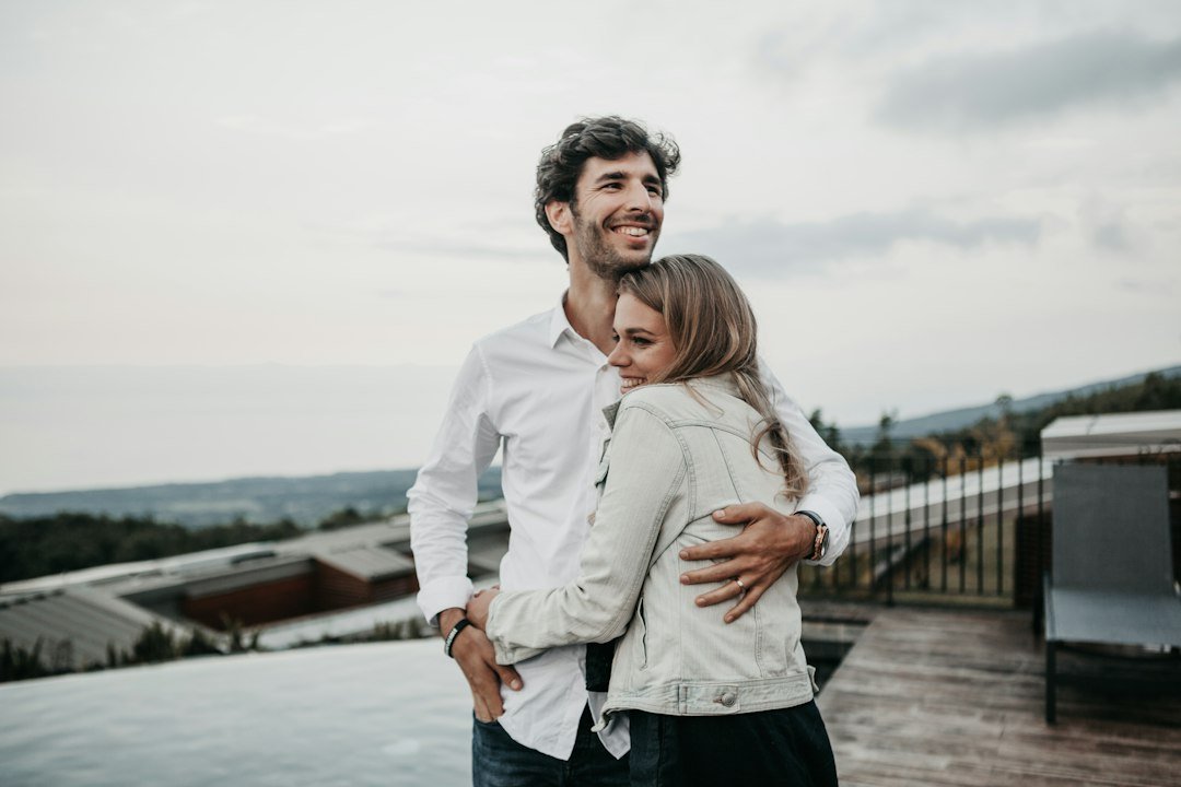 Casal abraçado comemorando um ano de namoro