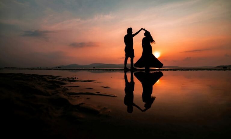 Casal caminhando junto em uma paisagem ao pôr do sol
