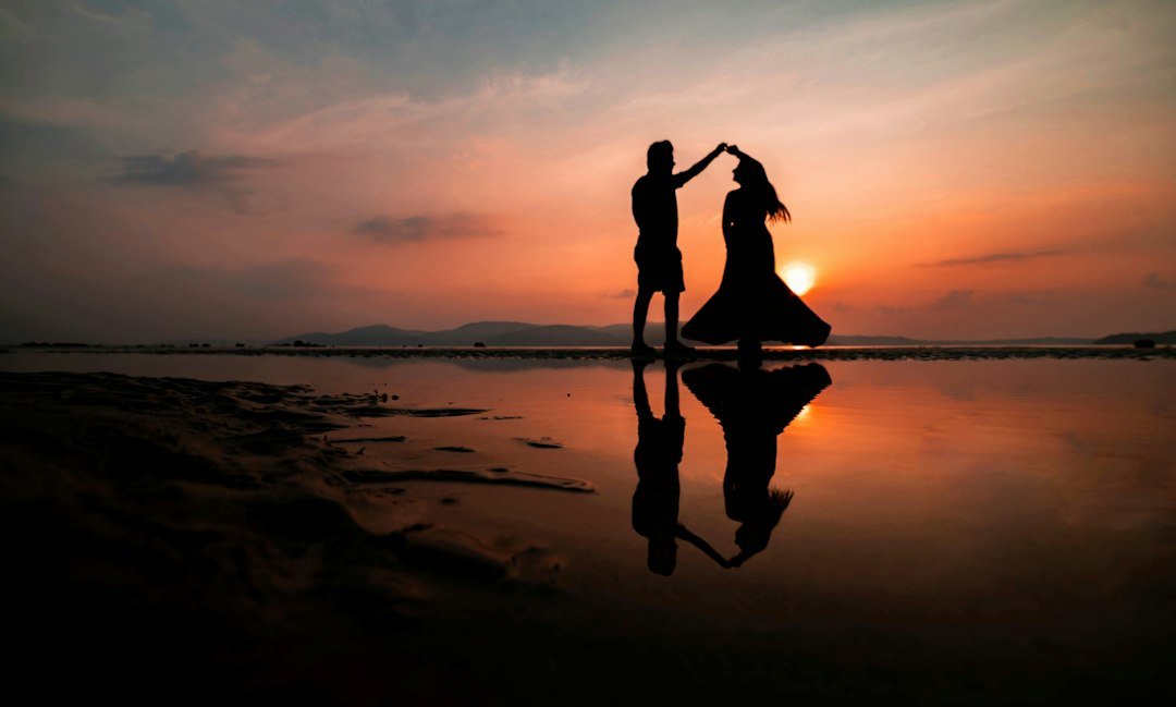Declaração de Amor para Marido Curta: 47 Frases 1 Casal caminhando junto em uma paisagem ao pôr do sol