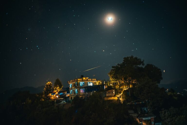Boa Noite Abençoada e Iluminada por Deus: 52 Mensagens 7 Mosteiro iluminado sob céu noturno nas montanhas