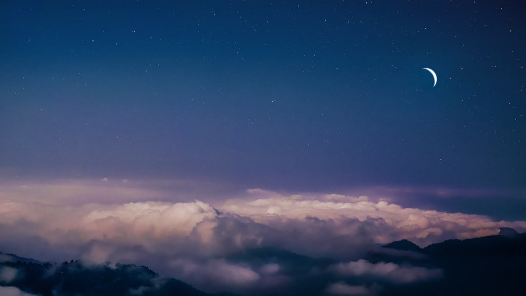 Boa Noite, Deus Te Abençoe Sempre: 47 Mensagens 1 Paisagem noturna suave sob a luz da lua