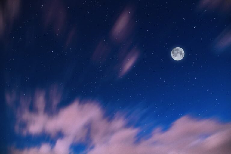 Lua cheia iluminando o céu escuro